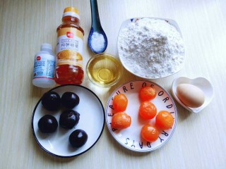 1、豆沙蛋黄月饼,准备好食材。(转化糖浆要是自己做，要提前几天准备呦，豆沙馅蛋黄，我超市买的。)