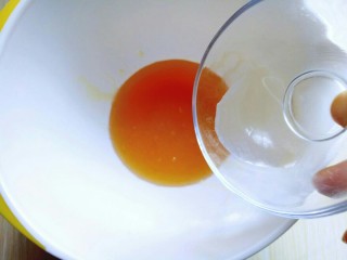 2、豆沙蛋黄月饼,将转化糖浆倒入器具中，加入枧水。