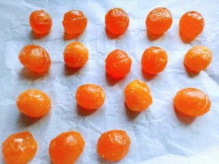 9、豆沙蛋黄月饼,咸蛋黄摆放再垫有油纸的烤盘上，间隔距离，如图。