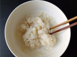 8、芝麻麻薯,取出，用筷子搅拌，无湿软状态即可；