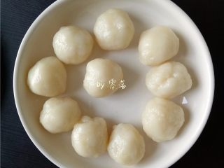 12、芝麻麻薯,将粉团搓成10个丸子，每个丸子均为30g；
