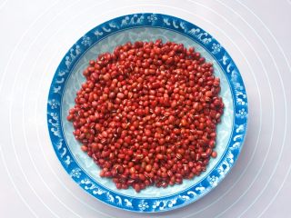 3、红豆红枣牛角粽,红豆也提前浸泡一小时后洗净。