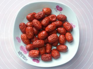 5、红豆红枣牛角粽,红枣清洗干净（不用浸泡）。