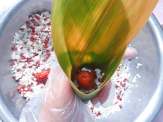 10、红豆红枣牛角粽,放上一颗红枣；