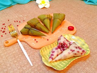 17、红豆红枣牛角粽,成品图。