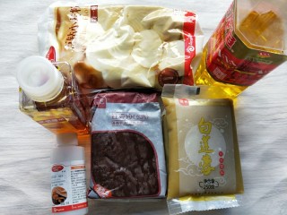 1、广式蛋黄豆沙月饼,材料准备好