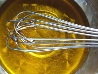 2、广式蛋黄豆沙月饼,转化糖浆，花生油，枧水倒入一个容器里