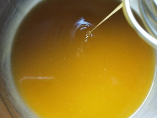 4、广式蛋黄豆沙月饼,多搅拌一下，搅拌至三种液体融合在一起，提起可成顺滑流动线状态