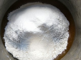 5、广式蛋黄豆沙月饼,然后筛入面粉