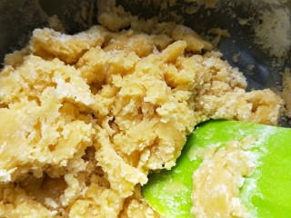 6、广式蛋黄豆沙月饼,用刮刀搅拌均匀