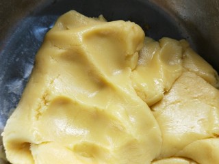 7、广式蛋黄豆沙月饼,再用手揉成光滑的面团