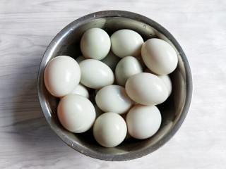 9、广式蛋黄豆沙月饼,然后我们再来处理蛋黄，新鲜的咸蛋黄蛋黄蛋清分离