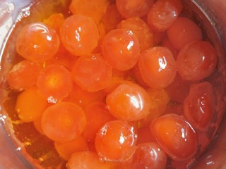 10、广式蛋黄豆沙月饼,取出蛋黄泡在花生油里面1小时