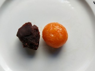 13、广式蛋黄豆沙月饼,我做的是50g一个的月饼，比例是馅30g，皮20g。把冷却好的蛋黄与豆沙称好重量