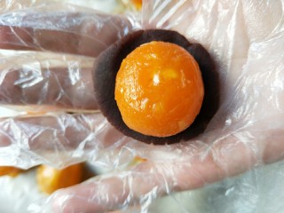 14、广式蛋黄豆沙月饼,然后豆沙包上蛋黄