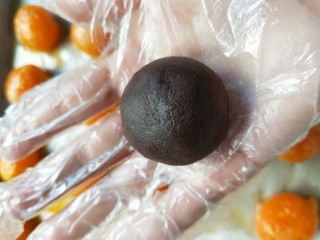 15、广式蛋黄豆沙月饼,揉圆