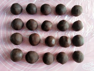 16、广式蛋黄豆沙月饼,全部依次做好