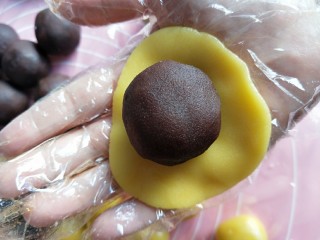 17、广式蛋黄豆沙月饼,再把皮称好重量包上豆沙蛋黄馅