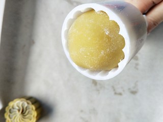 19、广式蛋黄豆沙月饼,然后放入模具里