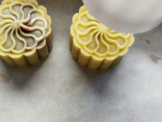 20、广式蛋黄豆沙月饼,压出花型