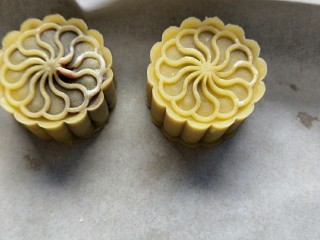 21、广式蛋黄豆沙月饼,取出月饼模具