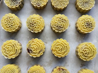 22、广式蛋黄豆沙月饼,所有月饼压好花型，放入铺上油纸的烤盘里