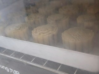 24、广式蛋黄豆沙月饼,再次放入烤箱烤15分钟