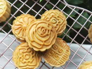 25、广式蛋黄豆沙月饼,广式蛋黄豆沙月饼就做好了