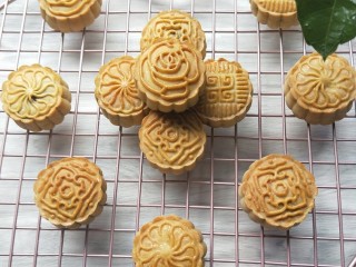 26、广式蛋黄豆沙月饼,刚出炉的月饼饼皮很干硬，待冷却后，室温密封保存，2、3天后月饼会慢慢回油，饼皮就会变得柔软油润，就可以吃啦