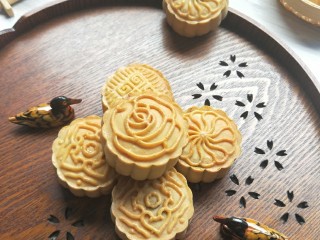 28、广式蛋黄豆沙月饼,来一个吧