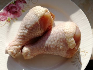 1、鸡腿炖蘑菇,两个鸡腿冷水里泡20分钟去血水。