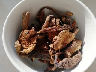 2、鸡腿炖蘑菇,一小把榛蘑，其含有人体必须的多种氨基酸和维生素。