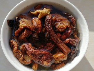 3、鸡腿炖蘑菇,温水泡发，中途换两遍水。榛蘑滑嫩爽口，味道非常鲜美，是中国东北特有山珍之一。