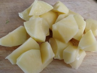 4、鸡腿炖蘑菇,再加一个土豆，切小块儿。