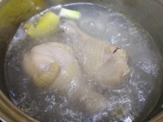 5、鸡腿炖蘑菇,鸡腿冷水下锅，放姜片和葱段，文火煮5分钟，捞出温水洗干净。