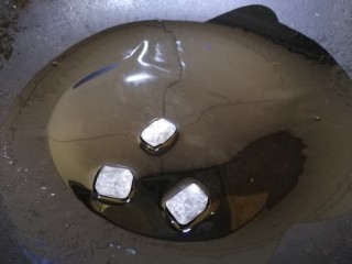 6、鸡腿炖蘑菇,热锅凉油，放入冰糖，中小火炒成焦糖色。