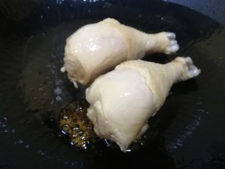 7、鸡腿炖蘑菇,放入鸡腿。