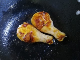 8、鸡腿炖蘑菇,文火翻炒均匀，把鸡腿炒上色。