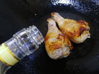 9、鸡腿炖蘑菇,烹白酒去腥增香。