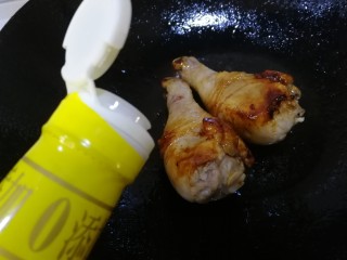 10、鸡腿炖蘑菇,烹料酒去腥。