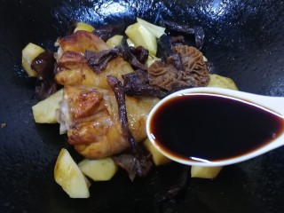 11、鸡腿炖蘑菇,放入榛蘑和土豆，加生抽提鲜。