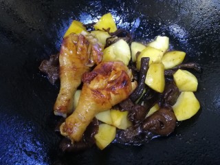 12、鸡腿炖蘑菇,文火翻炒均匀。