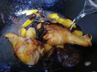 13、鸡腿炖蘑菇,加适量开水。