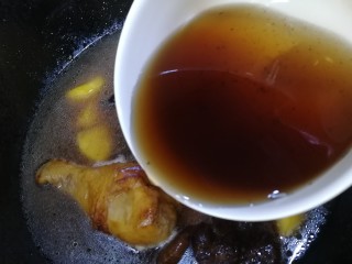 14、鸡腿炖蘑菇,加半碗泡榛蘑的水（碗底不要）