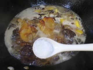 15、鸡腿炖蘑菇,大火煮开，加一小勺盐入味。