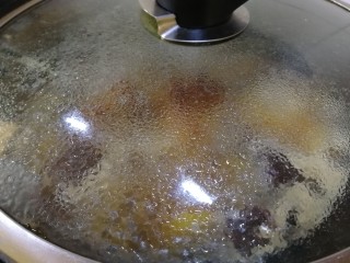 16、鸡腿炖蘑菇,盖上锅盖，改文火炖。