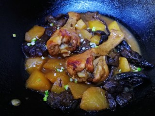 17、鸡腿炖蘑菇,炖至汤汁浓稠，也可以少留些汤汁泡饭，味道香浓鲜美。