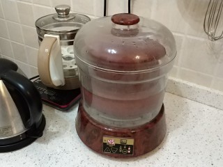 8、养颜圣品胶原满满的花胶冻,泡发好的花胶加入红枣、清水、姜片隔水炖2-3小时、