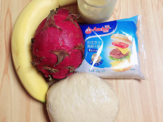 3、水果披萨,准备好所有制作食材。香蕉、火龙果、干酪芝士片、披萨面团、沙拉酱。