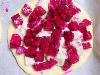 12、水果披萨,再放上一层火龙果块儿。